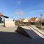 Store Quarter pipe high wide skate rampe placeret udendørs ved en skole