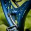 Blå børnegynge med pedal og huller i design, fotograferet i natur.