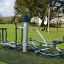 Udendørs fitnessudstyr Set 8 installeret på grøn græsplæne