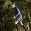 Mand balancerer på Forhindringsbomme i parken.