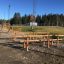 Træningsområde med flere Forhindringsstativ i parkmiljø.