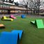 Farverige Lounge stol i udendørs skolemiljø