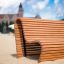 Sofa Wave udendørs bænk (lærk) på sandstrand foran slot