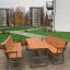 Kyoto udendørs bænk med ryglæn placeret på en terrasse med udsigt til moderne lejlighedsbygninger.