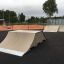 Double Quarter Pipe skate rampe placeret på en udendørs sportsplads