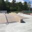 Udendørs skatepark med forskellige ramper og rail