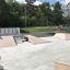 Quarter 2 skatepark med ramper og forhindringer i et udendørs område