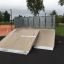 Lille rampe til skateboarding og cykling på en offentlig park.
