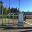 Barn leger på New Age Fit fitness legepladsudstyr i parken.