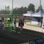 Mennesker træner på New Age Fit udendørs fitnessudstyr ved en event.