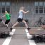 Børn leger på 'Spring Plate' balanceplader nær cykler