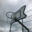 Basket Organic basketballkurv mod en himmel med skyer