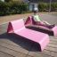 Dreng sidder på en pink Lounge sofa på en træterrasse.