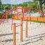 Rød Kolbøtttestang dobbelt i en park med sandbund