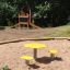 Legebænk og legeredskaber i en børnevenlig park