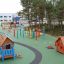 udendørs legeplads til børn med legehuse på og andet legeudstyr